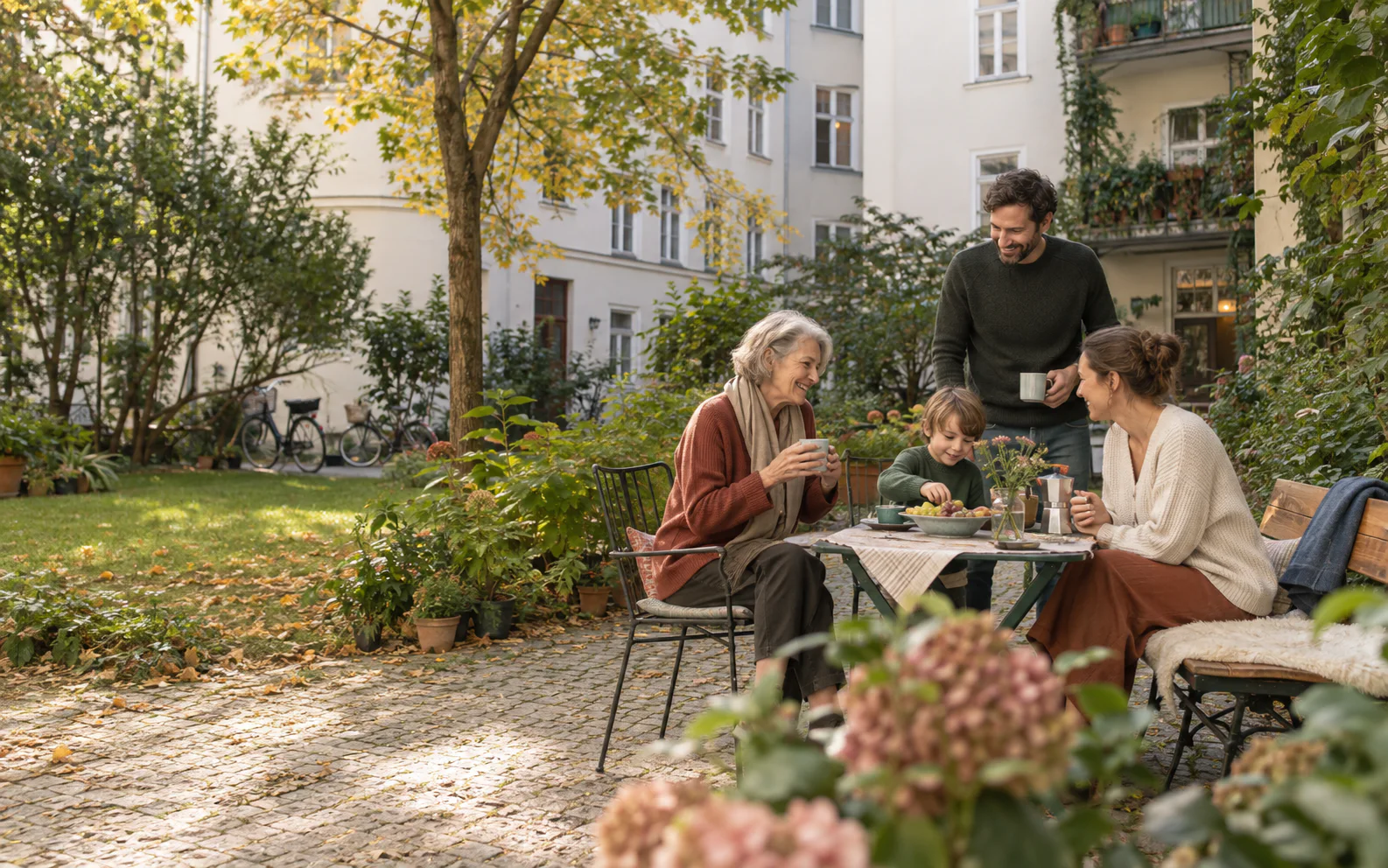 Mehrere Generationen verbringen Zeit in einem Wiener Innenhof